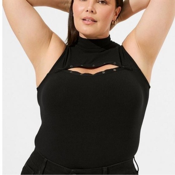 NWT Torrid Black Rib Mock Neck Cut Out Snap Crop Tank Size 4X - Picture 3 of 5